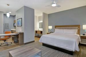 丘拉维斯塔Homewood Suites By Hilton Chula Vista Eastlake的酒店客房配有一张床、一张书桌和一张书桌。