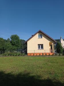 Nowa WieśSielankowy Domek的草地上的房子