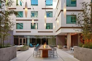 圣地亚哥Hilton Garden Inn San Diego Downtown/Bayside, CA的享有带桌椅的建筑景致。