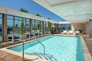 圣地亚哥Hilton Garden Inn San Diego Downtown/Bayside, CA的一座建筑物中央的游泳池