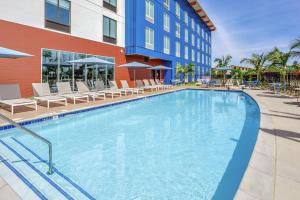 圣地亚哥Hampton Inn & Suites San Diego Airport Liberty Station的酒店前方的大型游泳池