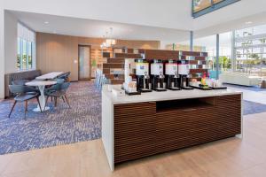 圣地亚哥Hampton Inn & Suites San Diego Airport Liberty Station的大堂设有1个带瓶装葡萄酒的吧台