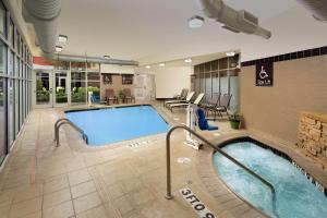 圣安东尼奥圣安东尼奥机场南希尔顿花园酒店的和酒店同住一间酒店客房内的大型游泳池