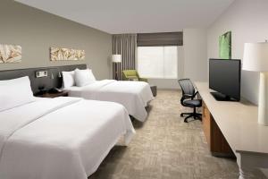 圣安东尼奥圣安东尼奥机场南希尔顿花园酒店的酒店客房设有两张床和一台平面电视。