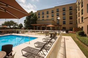 圣安东尼奥圣安东尼奥北希尔顿霍姆伍德套房酒店的一个带椅子和桌子的酒店游泳池