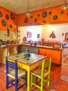 ChiconcuacQuinta Villamarim的色彩缤纷的厨房配有桌椅