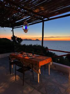 蓬扎维多利亚度假屋的海景露台的桌子