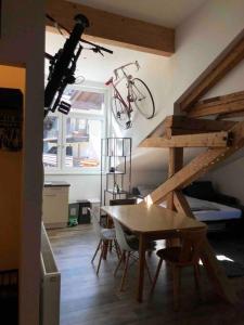 OberlängenfeldBikers Paradise Apartment的一间房间,墙上挂着桌子和自行车