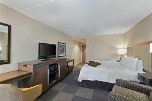斯科茨菲尼克斯/斯科茨代尔汉普顿酒店的配有一张床和一台平面电视的酒店客房