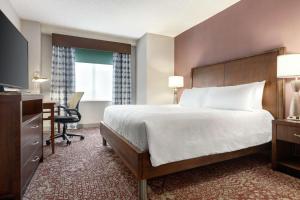 路易斯威尔路易斯维尔市中心希尔顿花园酒店的酒店客房配有一张床、一张书桌和一台电脑