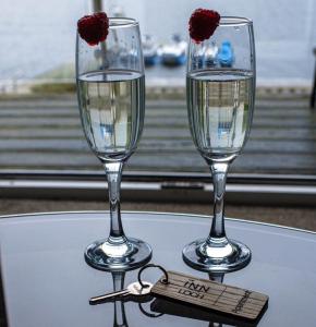 道格拉斯堡湖畔汽车旅馆的桌子上放两杯酒杯