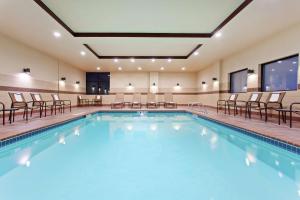 埃弗里特西雅图汉普顿酒店/埃弗里特市中心的一个带桌椅的大型游泳池