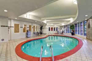 伊瑟阔西雅图/伊萨夸希尔顿花园酒店的在酒店房间的一个大型游泳池