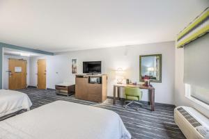 海沃德希尔顿恒庭酒店的配有一张床和一张书桌的酒店客房