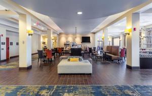 盐湖城盐湖城市区汉普顿酒店的大堂设有桌椅和等候室