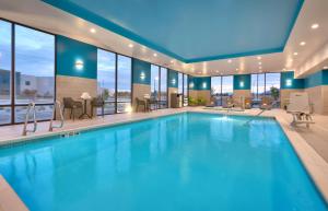 德雷珀Hampton Inn Draper Salt Lake City, Ut的一座带窗户的游泳池