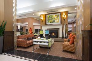 雷顿盐湖城/雷顿希尔顿花园酒店的带沙发和壁炉的客厅