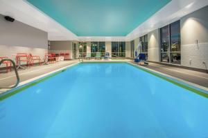 米德瓦尔Tru By Hilton Salt Lake City Midvale的在酒店房间的一个大型游泳池