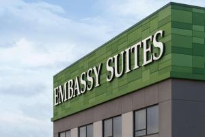 西瓦利城Embassy Suites by Hilton Salt Lake West Valley City的一座建筑,上面写着急救服务