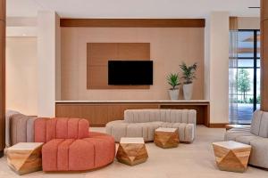 安纳海姆Home2 Suites By Hilton Anaheim Resort的客厅配有2张沙发和1台平面电视
