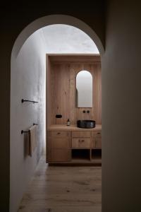 Brixenfink Restaurant & Suites的一间带水槽和镜子的浴室