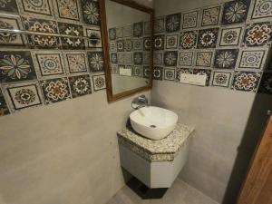 德拉敦OLIVIA HOME STAY的一间带水槽和镜子的浴室