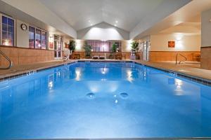 威奇托福尔斯威奇托福尔斯霍姆伍德套房酒店的一座蓝色海水的大型游泳池