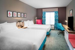 布伦瑞克Hilton Garden Inn Brunswick的酒店客房设有两张床和电视。