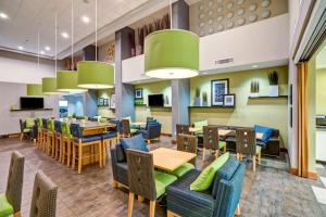 萨拉索塔汉普顿酒店&套房萨拉索塔/布雷登顿 - 机场的一间带桌椅的餐厅和一间自助餐厅