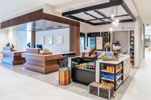 布伦瑞克Hilton Garden Inn Brunswick的一间杂货店,上面有食品柜台