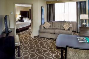 布里奇顿Embassy Suites by Hilton St Louis Airport的酒店客房设有一张沙发和一张床