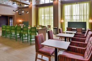 伍德伯里Hampton Inn & Suites Saint Paul Oakdale Woodbury的一间带桌椅的餐厅和一间教室