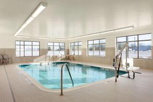 东叙拉古希尔顿雪城惠庭套房酒店 - 卡里尔环岛的大型客房带窗户,设有大型游泳池