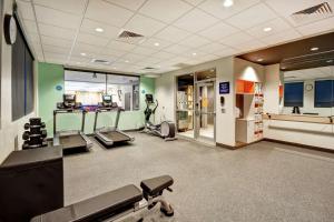 CamillusTru By Hilton Syracuse-Camillus的一间健身房,里面配有跑步机和机器