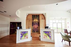 锡拉丘兹锡拉丘兹斯凯勒希尔顿Tapestry Collection酒店的门前设有两个彩色玻璃窗的房间