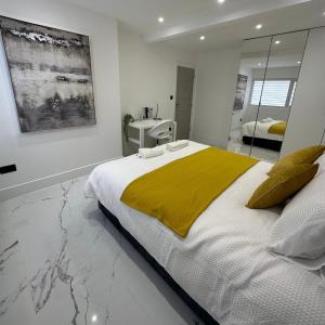 诺丁汉Entire home in Nottingham的一间卧室配有一张带黄色毯子的大床