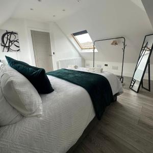 诺丁汉Entire home in Nottingham的一间卧室设有一张大床和梯子