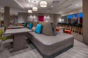 韦恩Home2 Suites By Hilton Wayne, NJ的配有桌椅的沙发