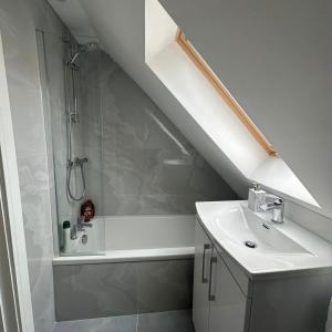 诺丁汉Entire home in Nottingham的白色的浴室设有水槽和淋浴。