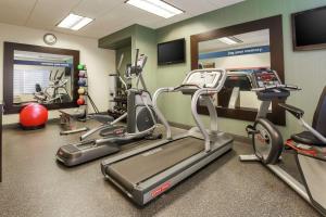 塔拉哈西汉普顿酒店及套房塔拉哈西I-10托马斯维尔路的健身房设有心肺功能训练器材和跑步机
