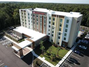 卫斯理堂Hilton Garden Inn Tampa - Wesley Chapel的享有酒店大楼空中景色,设有停车场
