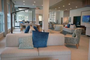 卫斯理堂Hilton Garden Inn Tampa - Wesley Chapel的客厅配有沙发和椅子