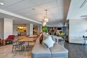 坦帕Home2 Suites By Hilton Tampa USF Near Busch Gardens的大堂配有沙发和桌椅