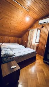 马钦加里Dato's GuestHouse的木制客房内的一间卧室,配有一张床