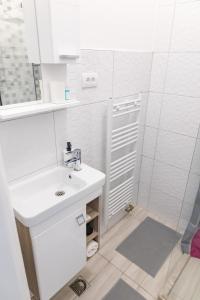 萨拉热窝Charm apartment-Center of Sarajevo的白色的浴室设有水槽和淋浴。