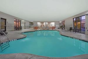 Robbinsville罗宾斯维尔汉普顿套房酒店的大楼内一个蓝色的大型游泳池