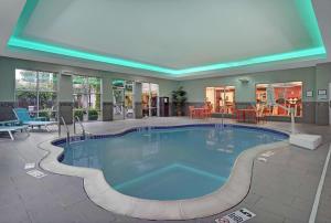汉密尔顿汉密尔顿希尔顿惠庭套房酒店，新泽西的在酒店房间的一个大型游泳池