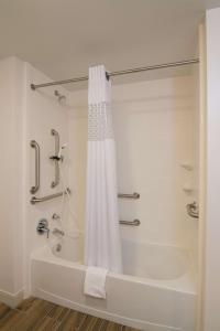 塔尔萨Hampton Inn & Suites Tulsa Downtown, Ok的带淋浴和浴帘的浴室