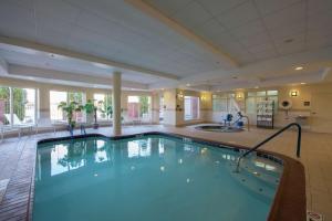 图珀洛图珀洛希尔顿花园酒店的在酒店房间的一个大型游泳池