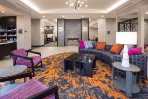 卡图萨Homewood Suites By Hilton Tulsa Catoosa的客厅配有沙发、椅子和桌子